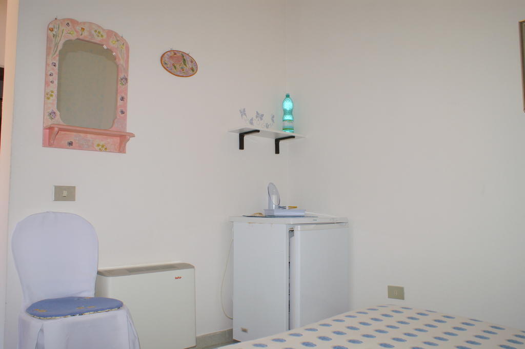 סן ג'ובאני די סיניס Tharros B&B חדר תמונה